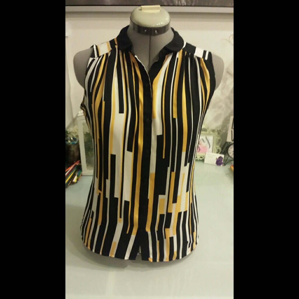 Worthington Sleeveless Button Down Top
