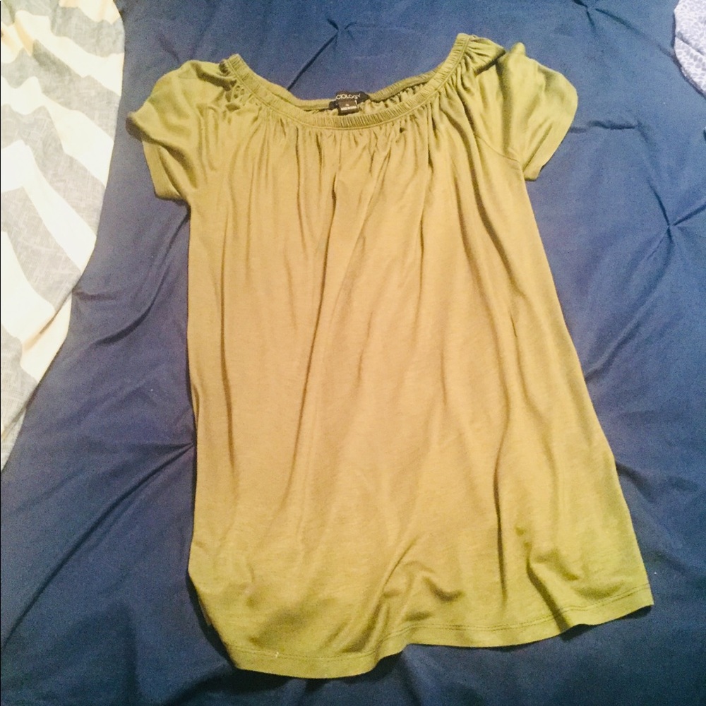 Olive green shirt can adjust and make sleeveless