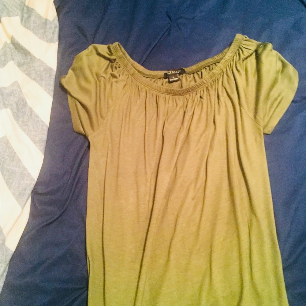 Olive green shirt can adjust and make sleeveless - Picture 3 of 6