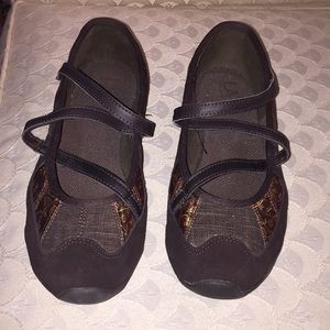 Brown leather upper walking shoe
