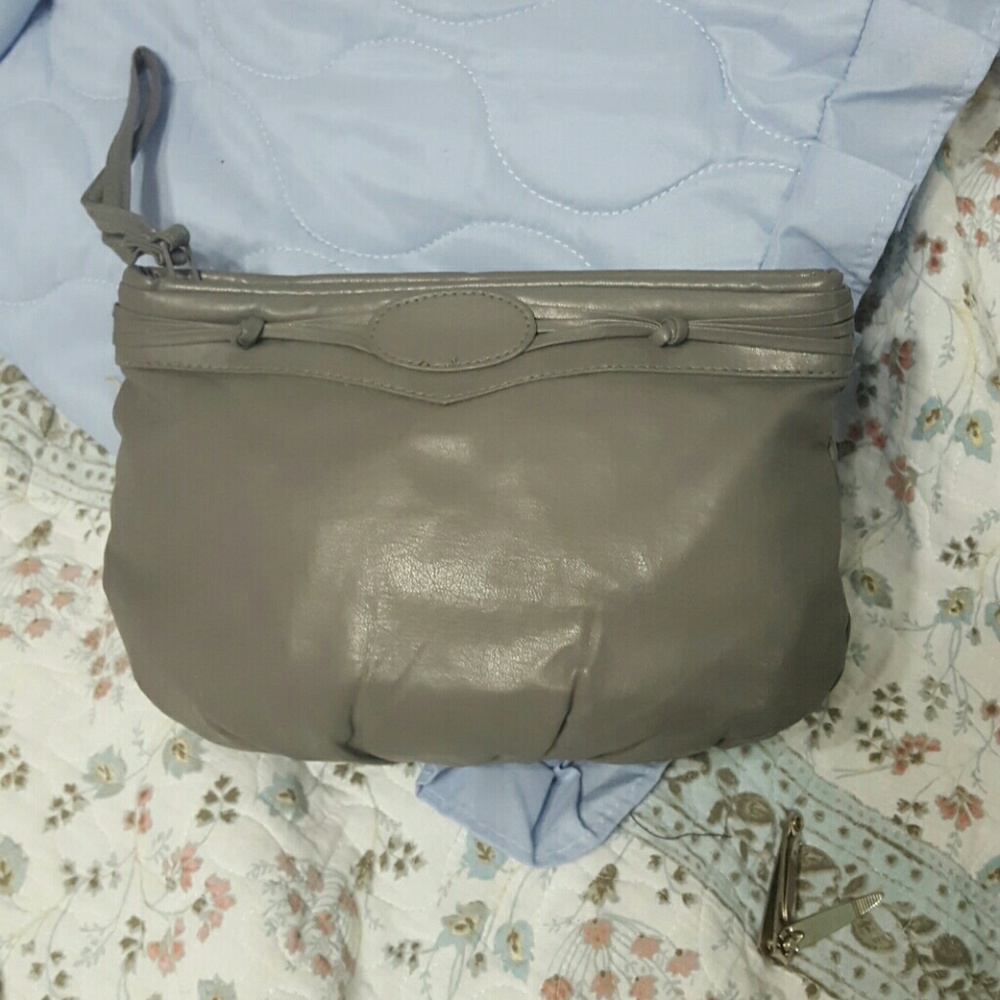 Smooth grey clutch