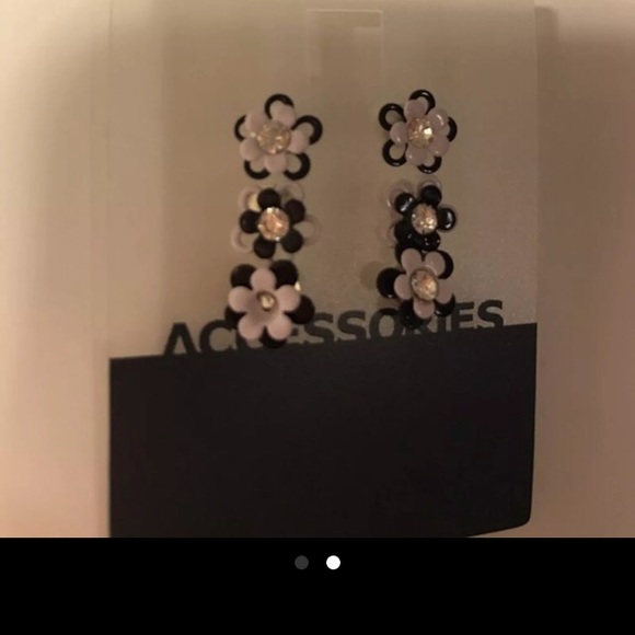 3 pairs of earrings - Picture 2 of 2