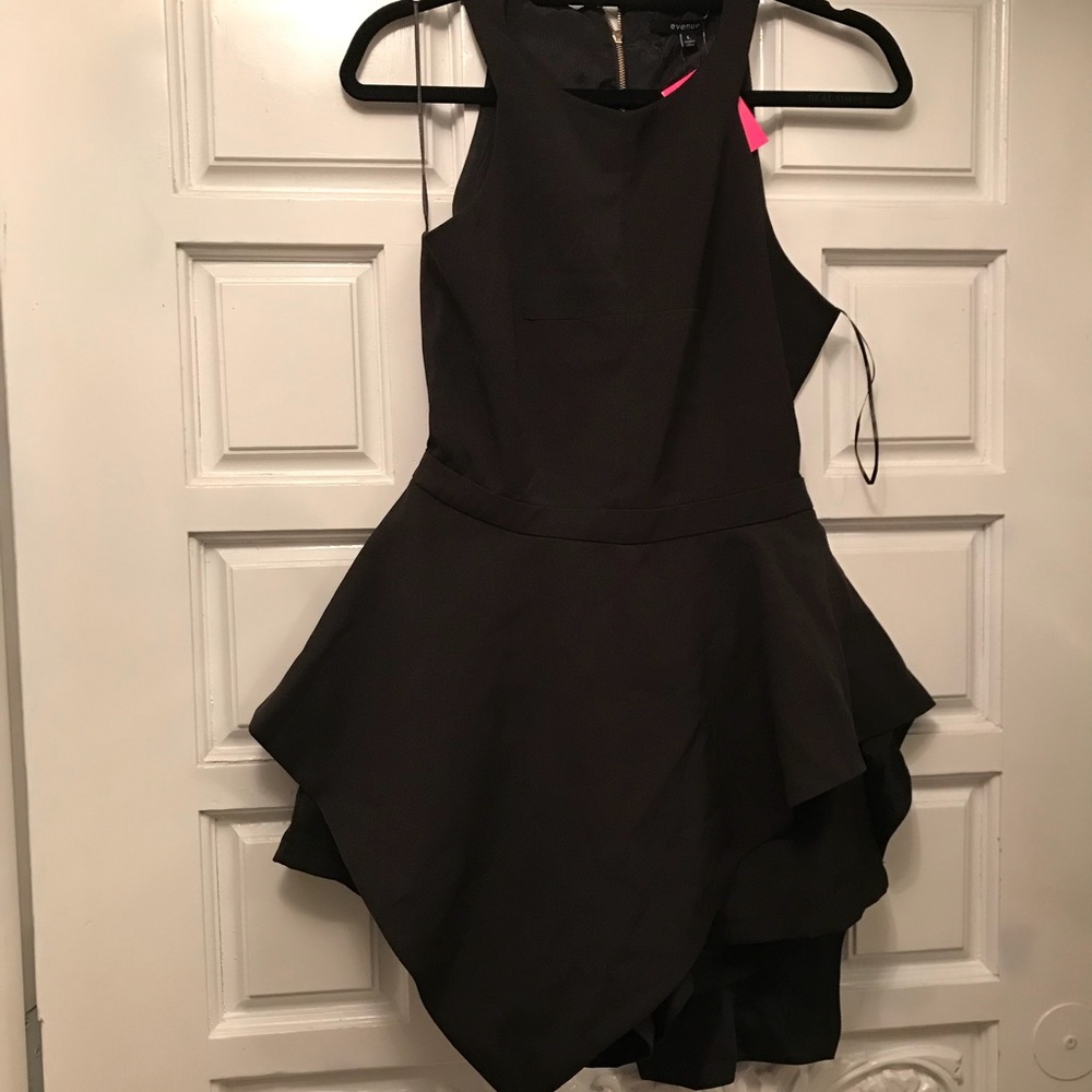 The boutique shorts jumper. NWT. Size large.