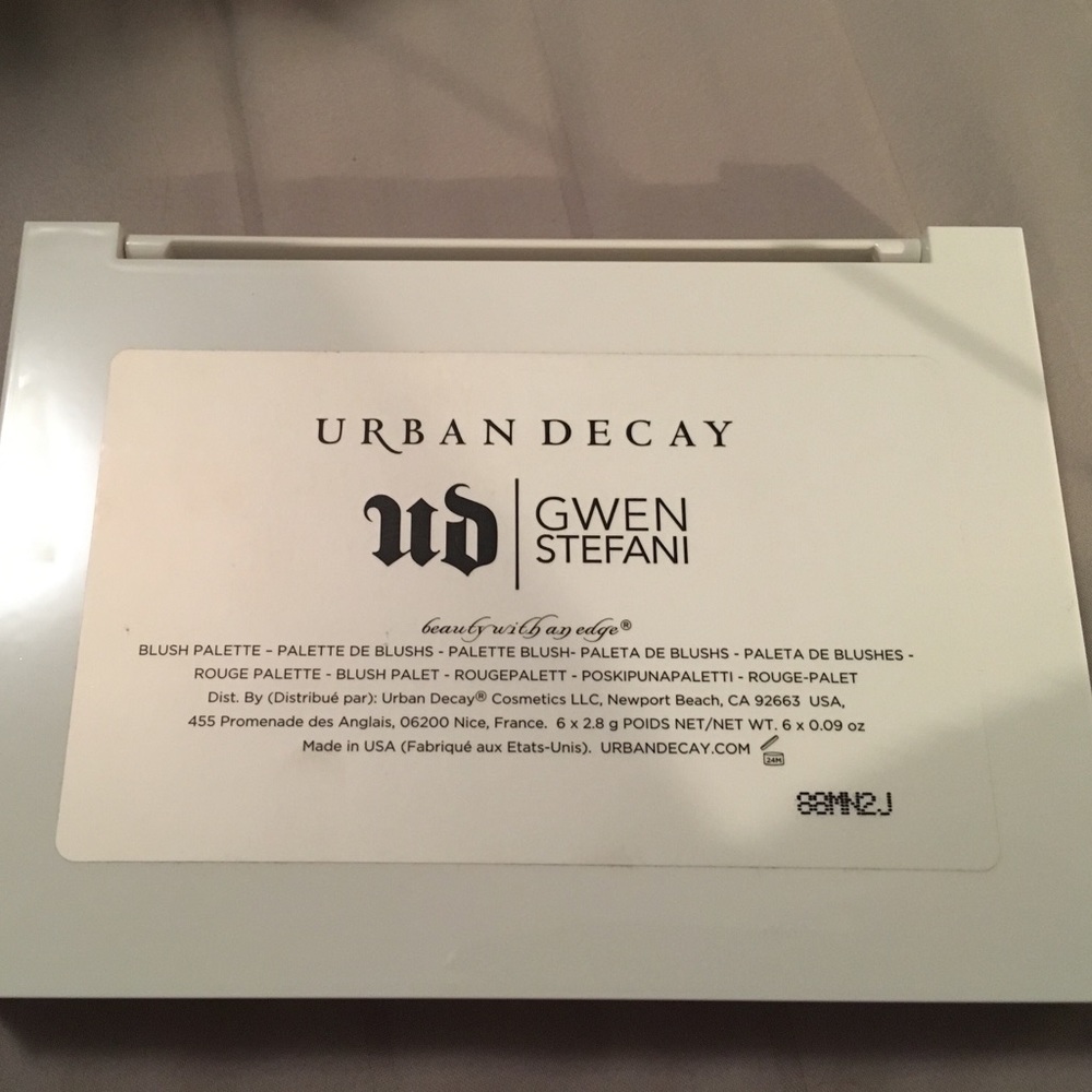 Urban Decay x Gwen Stefani Blush Palette - Picture 2 of 3