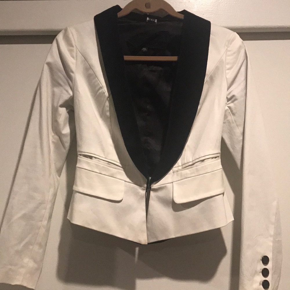 Guess white with velvet black blazer!