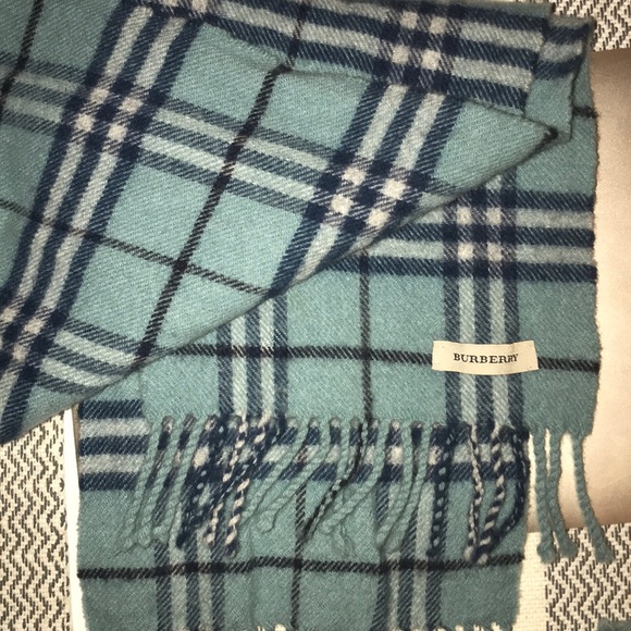 m_5a5ad2195512fddfc450ae60.jpg Burberry scarf never worn