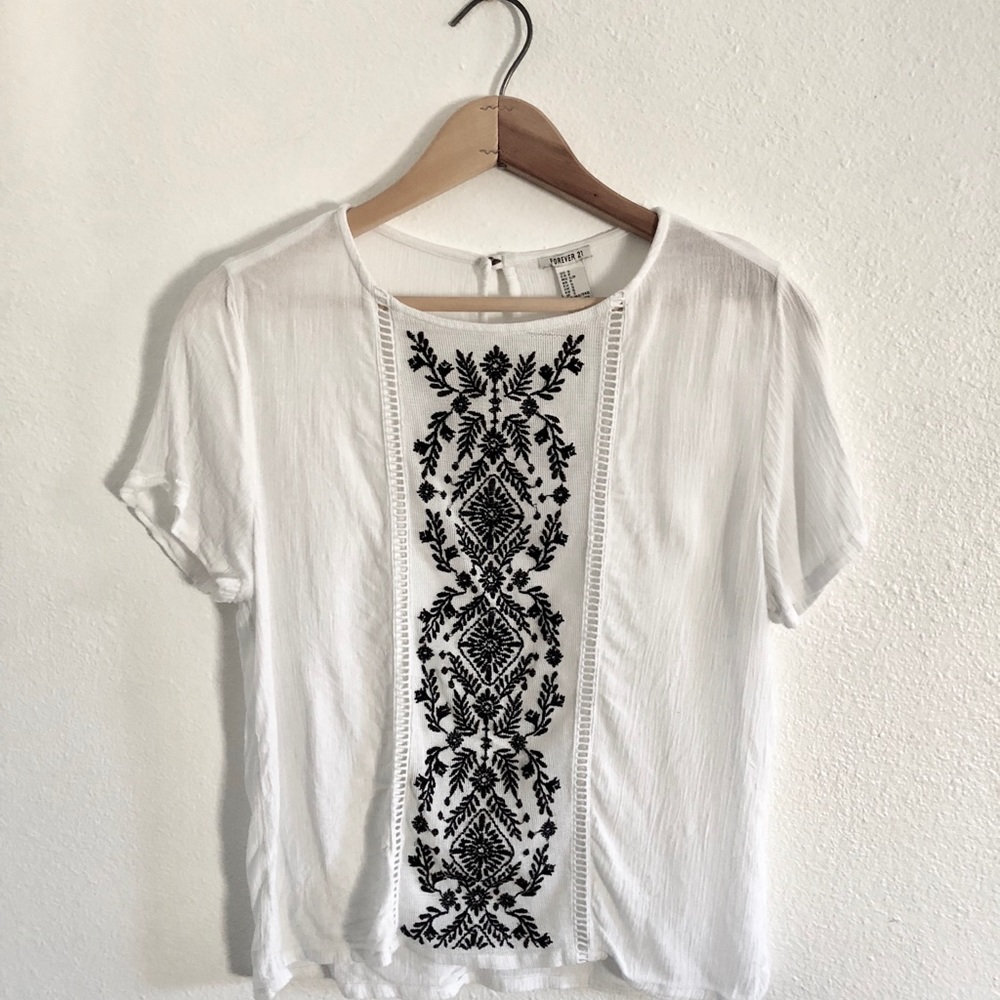 〰️ Forever 21 Black & White Embroidered Top