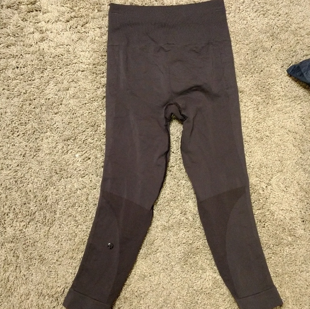 Black Lululemon Zone in Crops