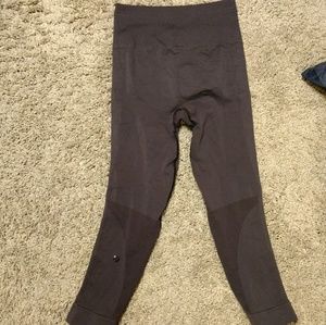 Black Lululemon Zone in Crops