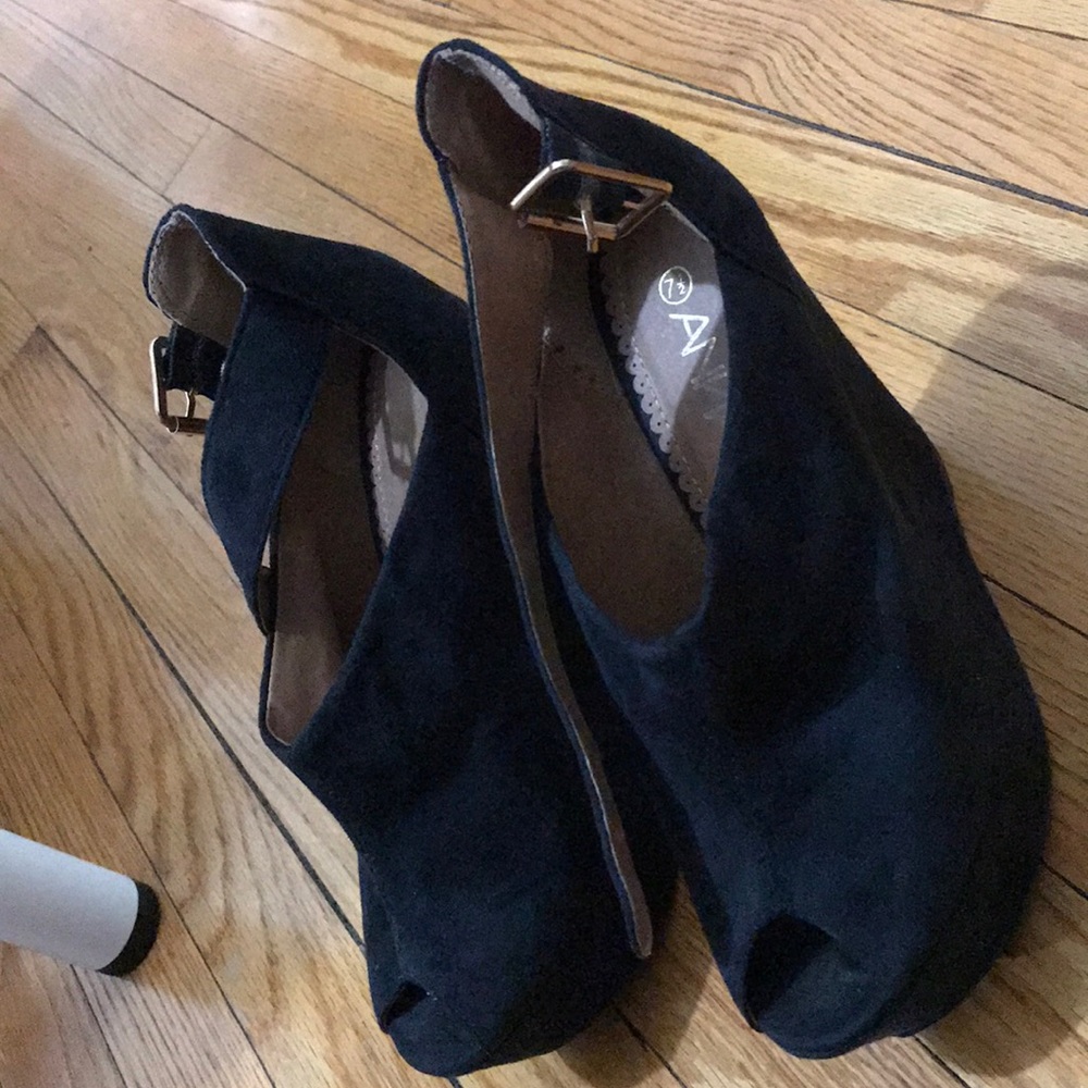 Open toed wedges suede