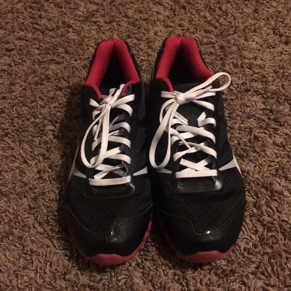 Women’s size 9 Reebok Zignano sneakers