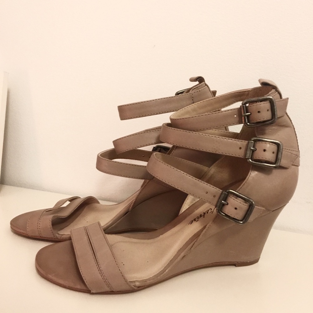 Pour La Victoire Strappy Leather Wedges