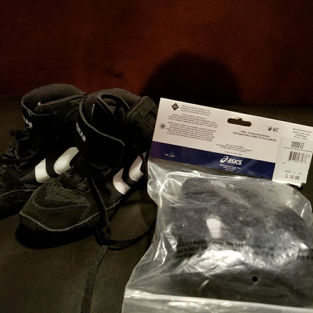 Boys wrestling shoes and head gear new