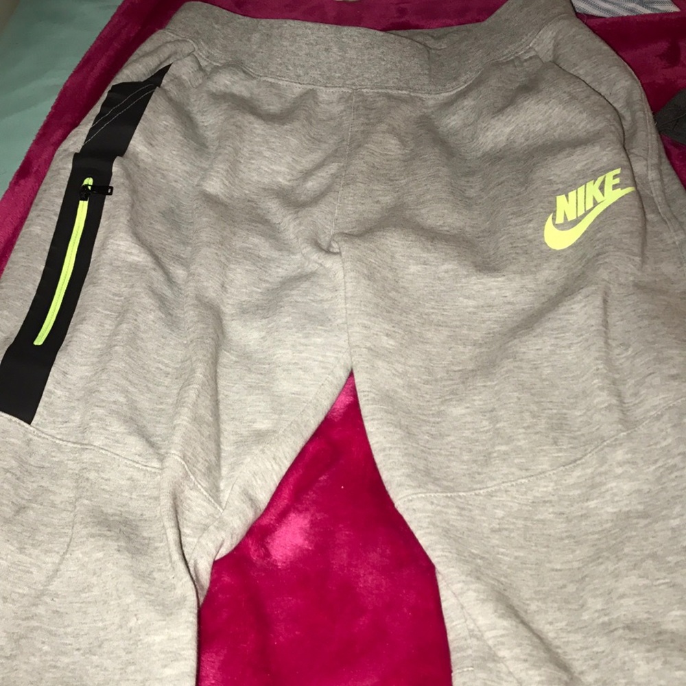 Nike Tech sweat pants (juniors)