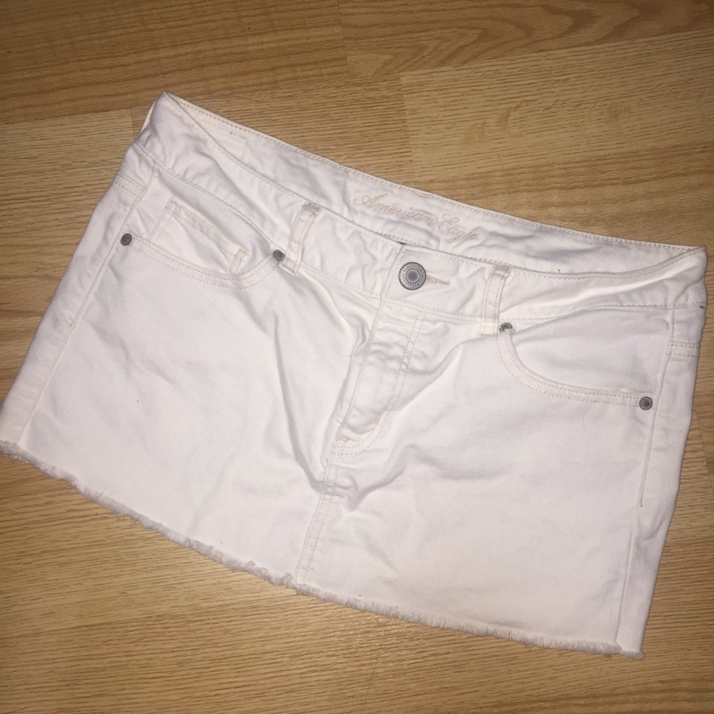 American Eagle White Demin Skirt (Size 10)
