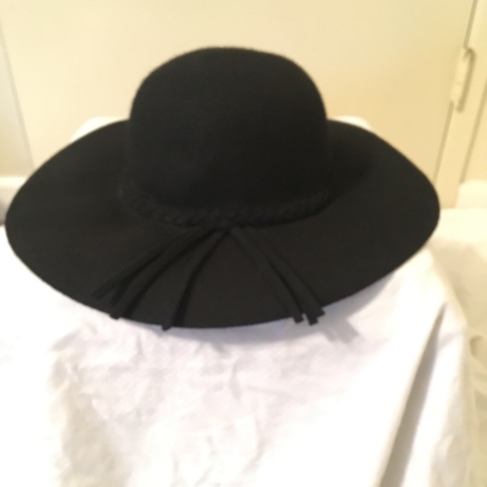 Floppy hat!