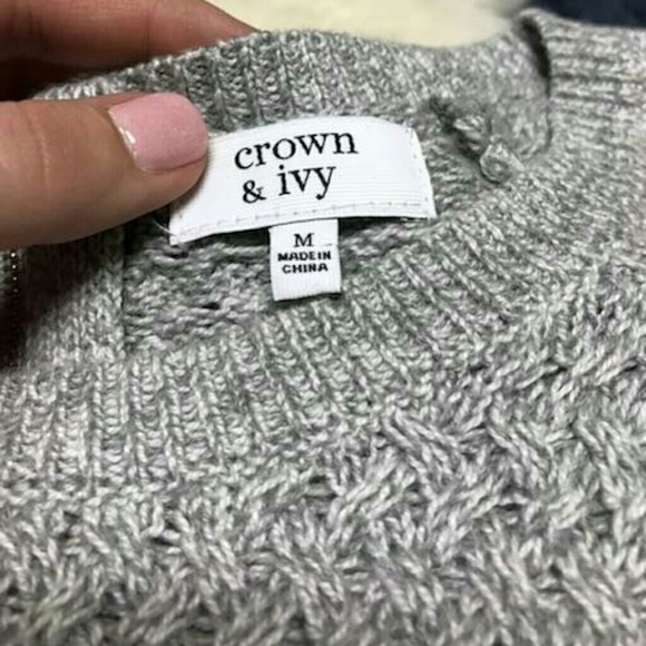 Crown & Ivy Sweaters - EUC Crown & Ivy tunic length gray sweater M