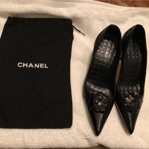Chanel quilted patent leather pumps