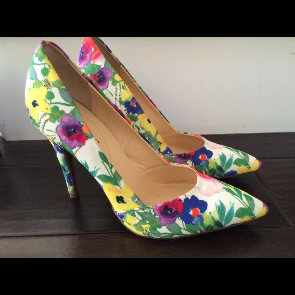 Guess pointy closed toe floral pattern pumps