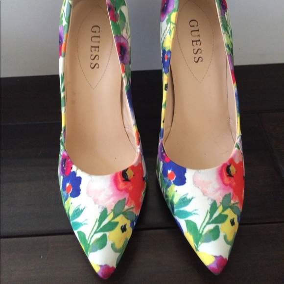 Guess pointy closed toe floral pattern pumps - Picture 2 of 8
