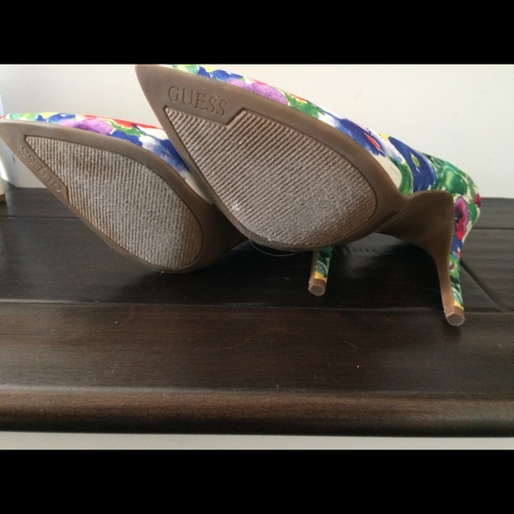 Guess pointy closed toe floral pattern pumps - Picture 6 of 8