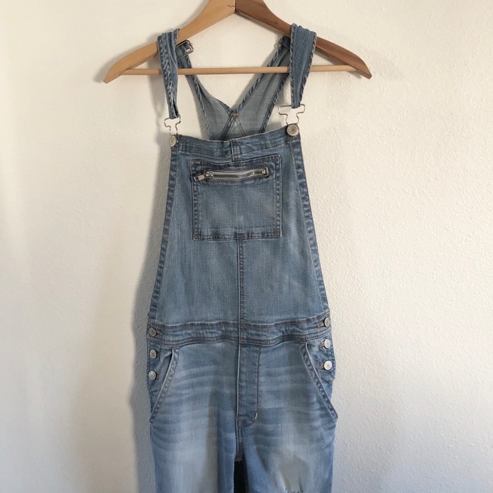 ➰ American Eagle Blue Ripped Overalls