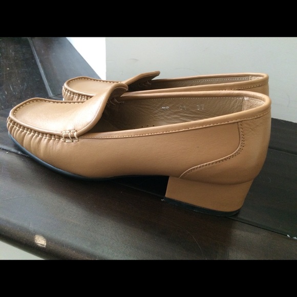Buccheri handmade tan loafers - Picture 4 of 7