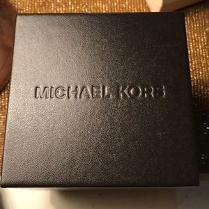 Michael Kors semi-new wore this watch about 4xs
