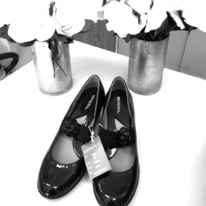 Black shoes with bow