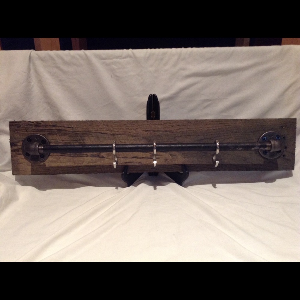 Rustic Barn Wood Rack. 🔥 Rustic is hot!