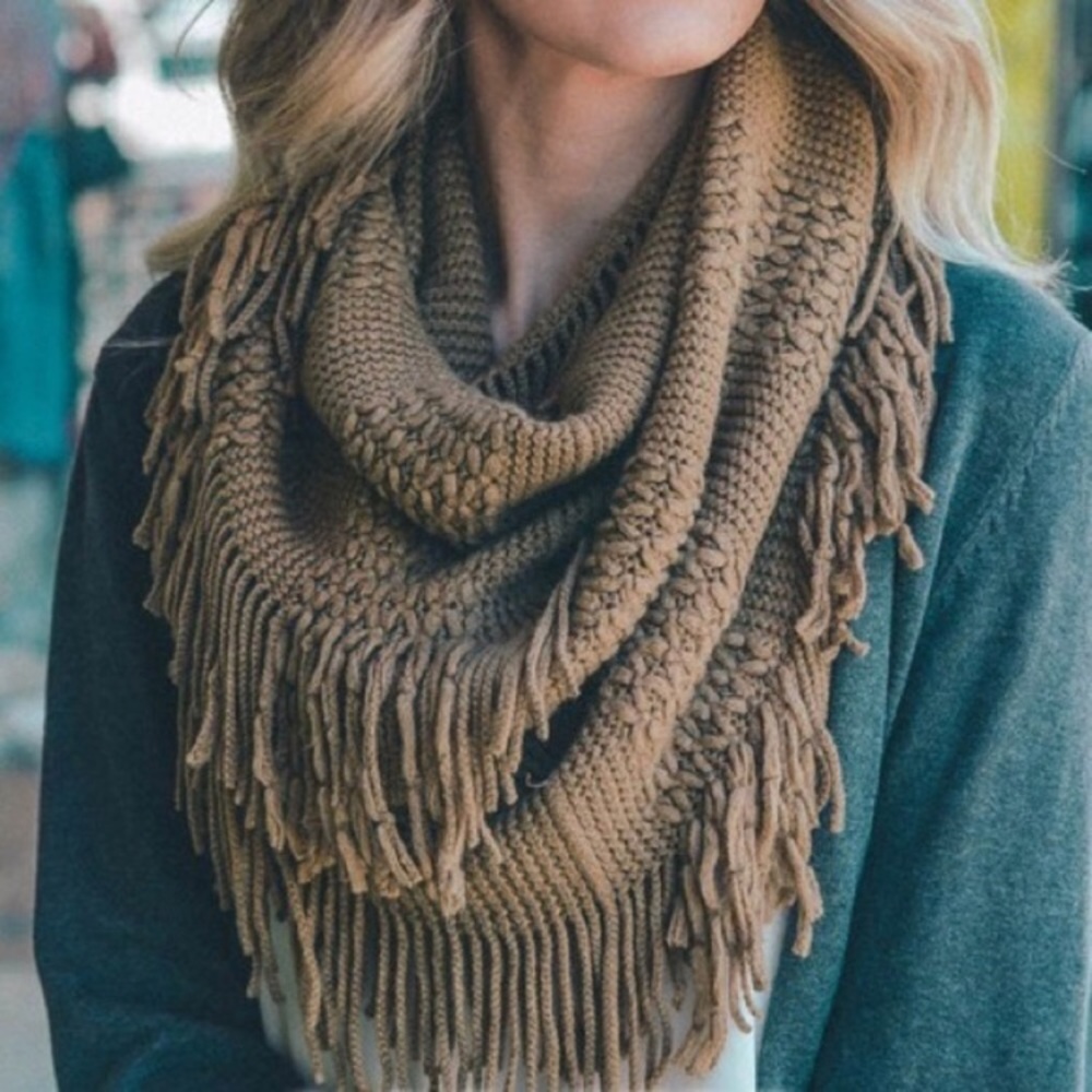 ⛸ Tassel Cable Knit Infinity Scarf - Picture 2 of 4