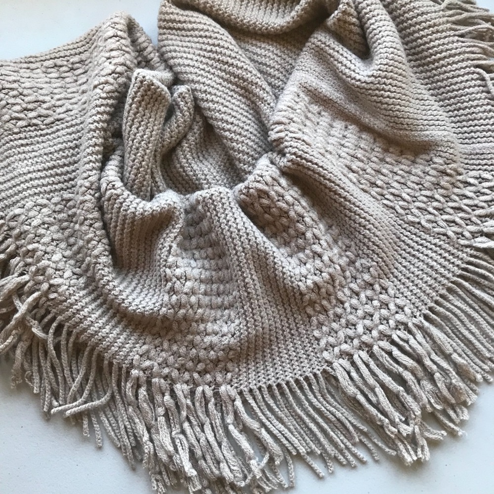 ⛸ Tassel Cable Knit Infinity Scarf - Picture 4 of 4