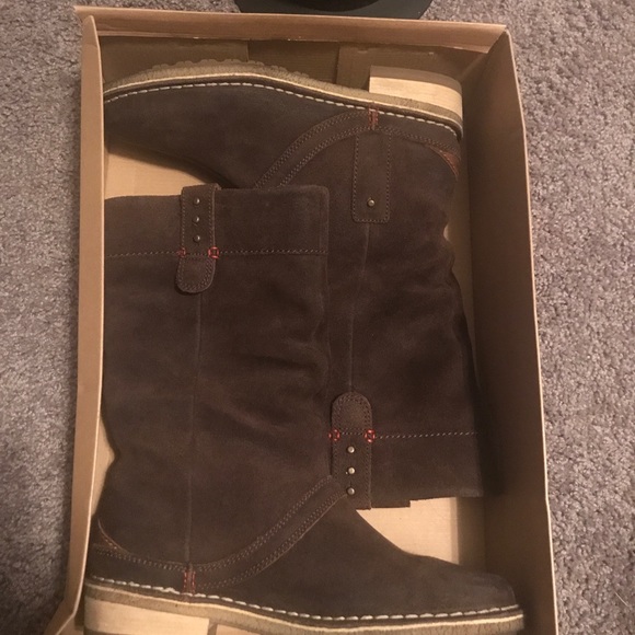 Clarks Boots. Size 9. Worn Once. - Picture 2 of 3