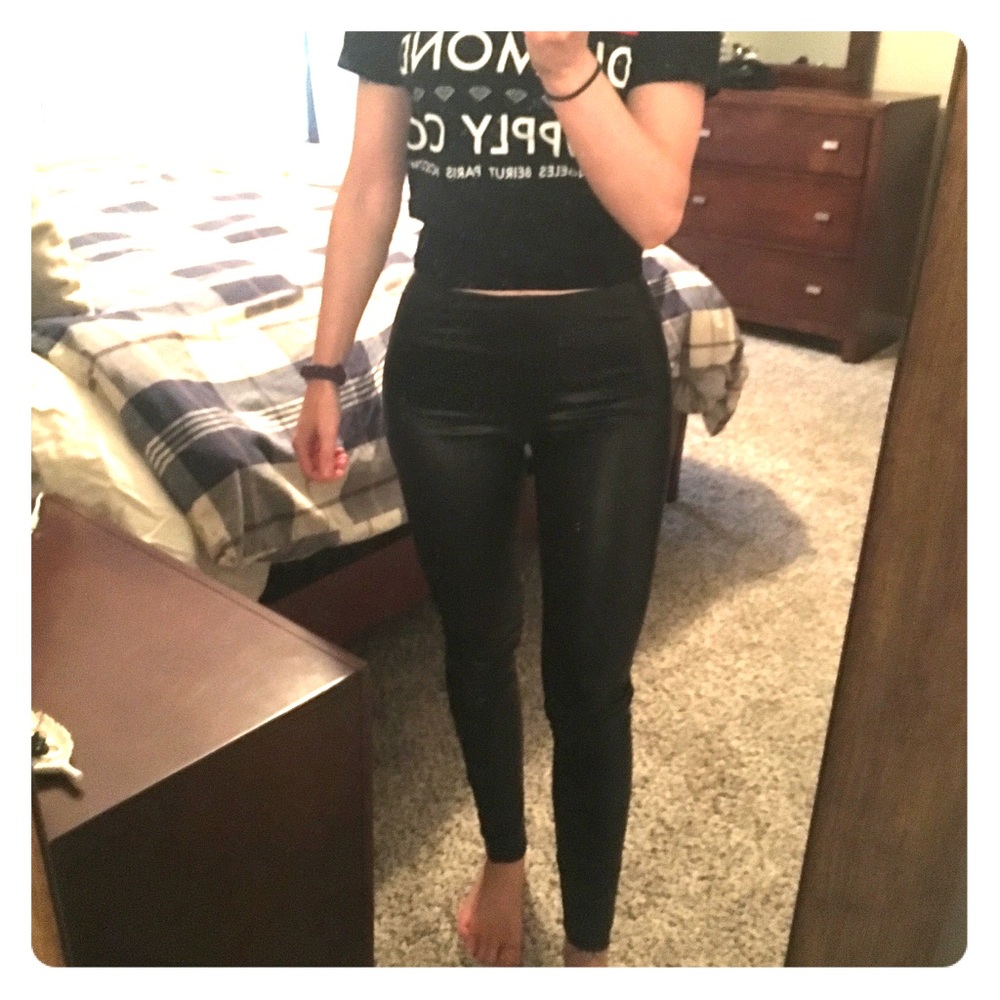 Pleather leggings / shiny leggings