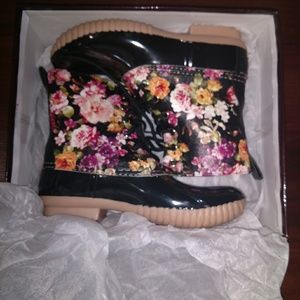 Avanti size 6 floral duck boots