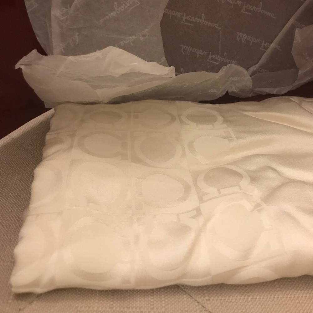 💯 % Authentic Salvatore Ferragamo Silk scarf