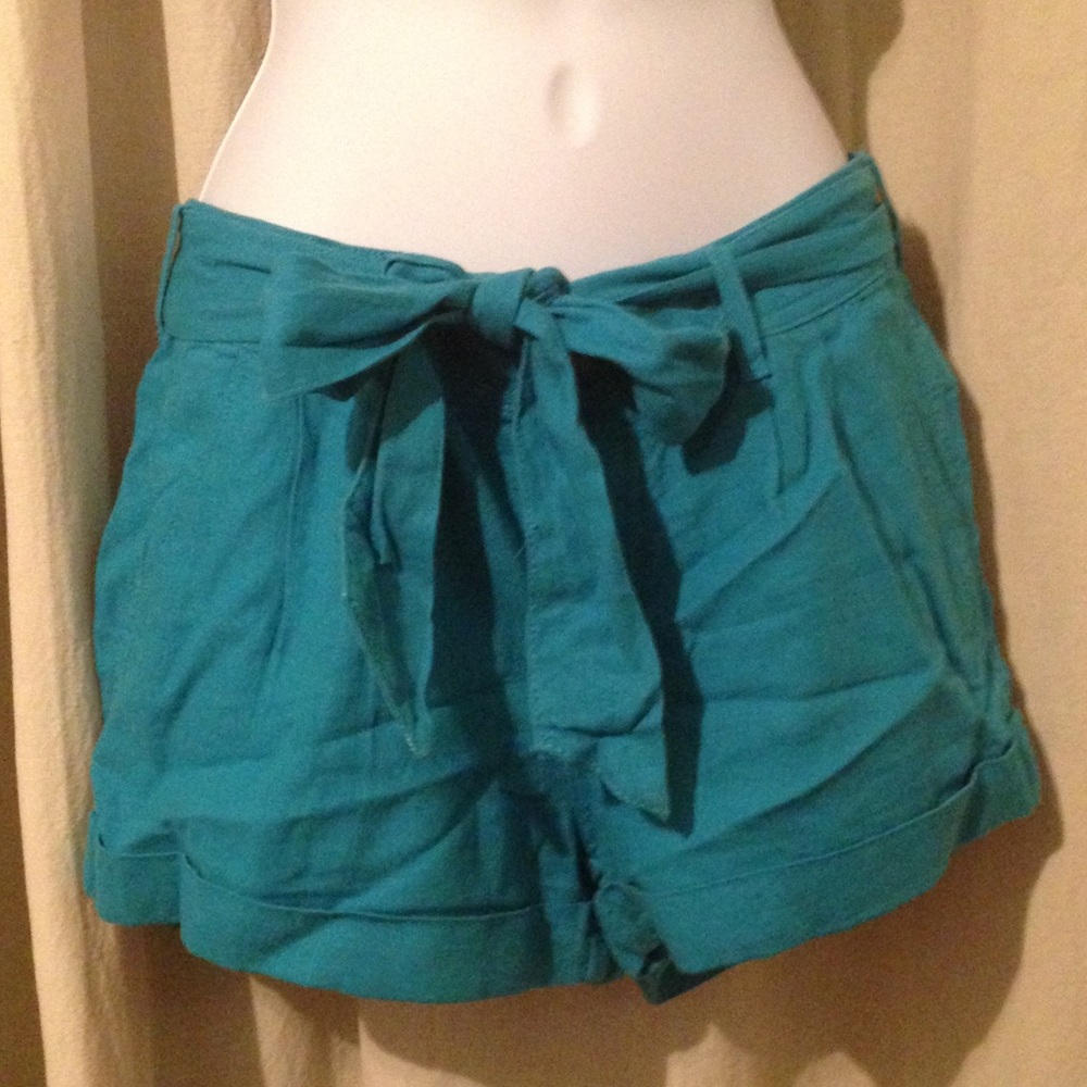 Hardly Worn Shorts w 2 Little Pleats On Each Side
