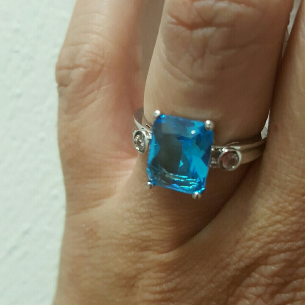 Stunning Topaz Sterling Silver Ring - Picture 1 of 3