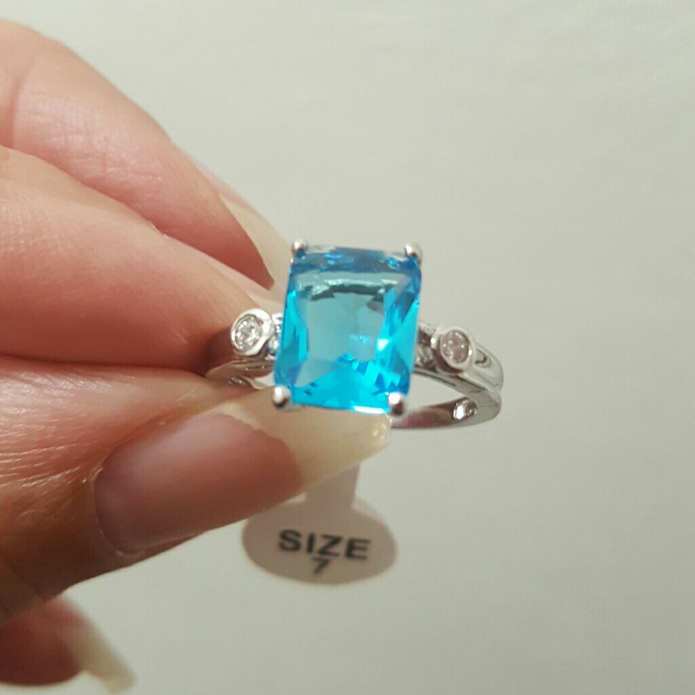 Stunning Topaz Sterling Silver Ring - Picture 3 of 3