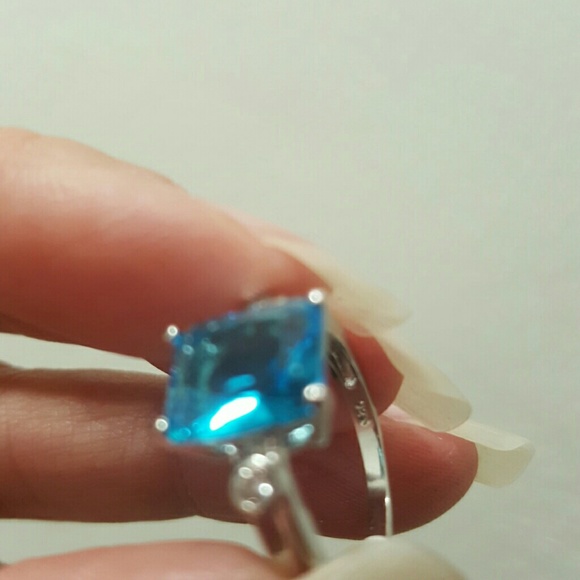 Stunning Topaz Sterling Silver Ring - Picture 2 of 3