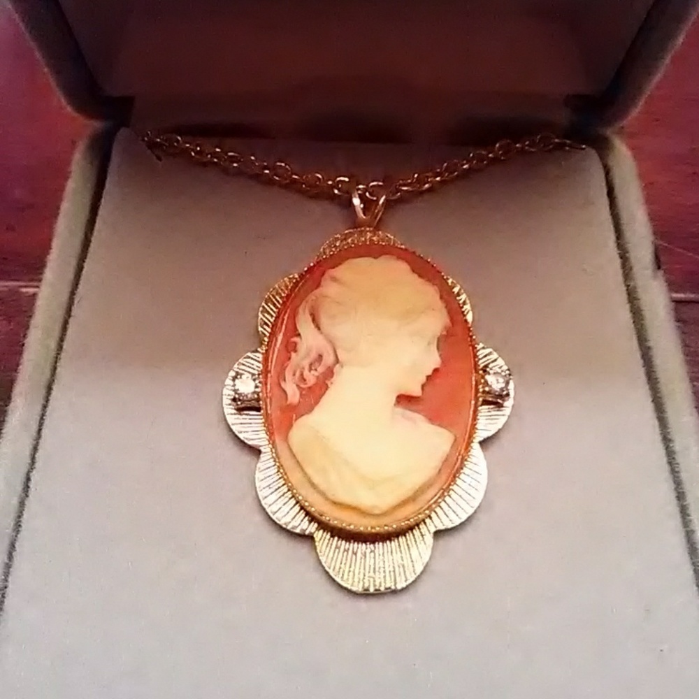 CAMEO PENDANT NECKLACE!