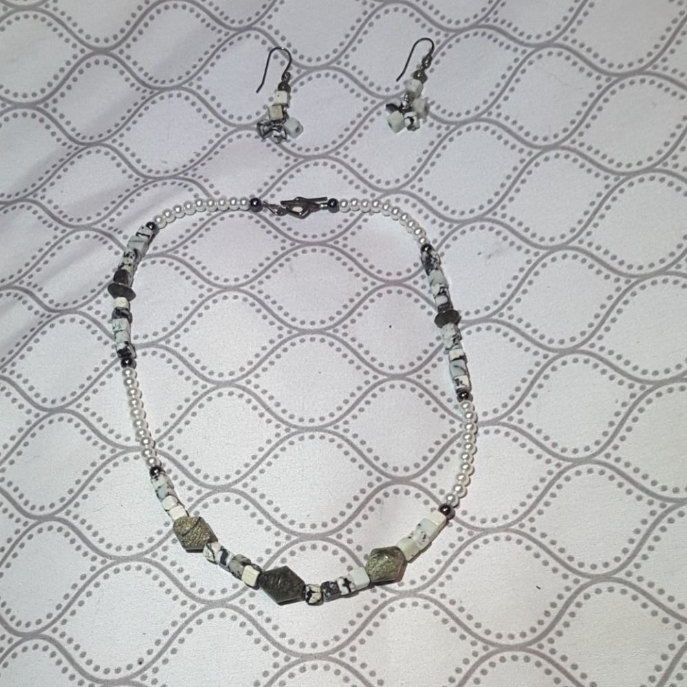 Stone and bead necklace and earings handmade - Picture 1 of 3