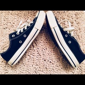 Black. Lowtop. Converse.