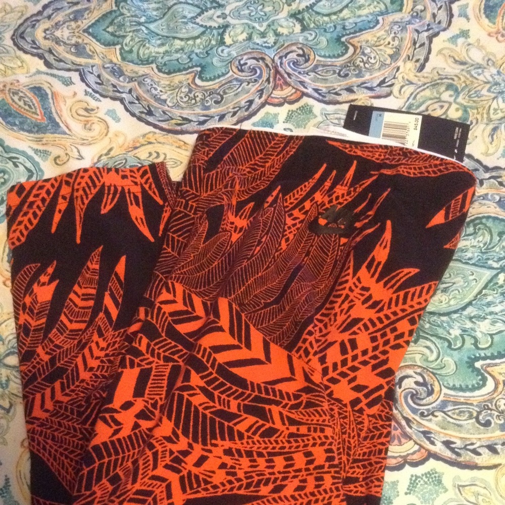 Nike NWT size Med Capris