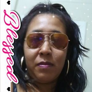 Meet your Posher, Dee