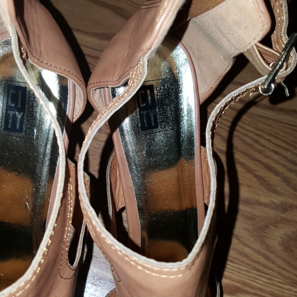 Tan heeled sandals - Picture 2 of 5