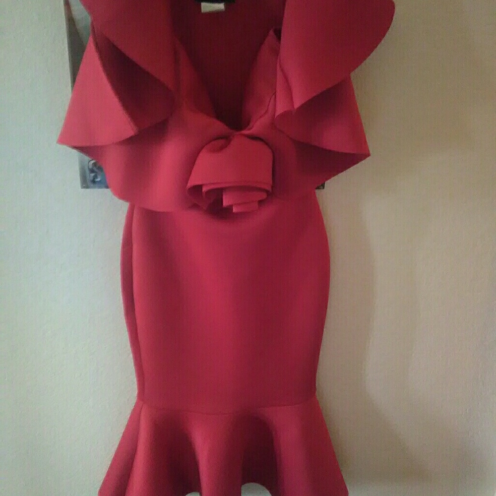 $2,500 red ella dress size small