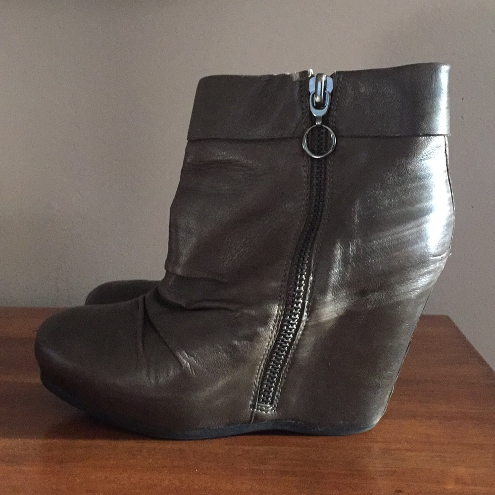 Ash wedge booties