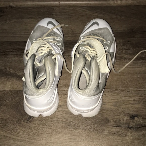 Women’s basketball shoes - Picture 1 of 3