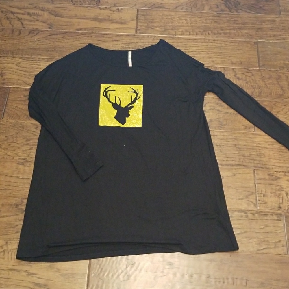 3/$25☆☆☆Oversized top with gold deer print - M